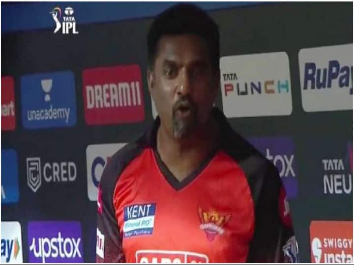 IPL 2022: Sunrisers Muttiah Muralitharan loses his cool as Marco Jansen gave 25 runs in last over against Gujart Titans Watch Video: கடைசில இவரையும் கோபப்பட வச்சுட்டீங்களே... முத்தையா முரளிதரனின் வைரல் வீடியோ !