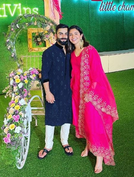 IPL 2022: Virat Kohli, Anushka Sharma and others attend RCB’s wedding party વેડિંગ ફંક્શનમાં છવાયો અનુષ્કા શર્માનો ટ્રેડિશનલ લૂક, વિરાટ કોહલી સાથે આપ્યા પોઝ