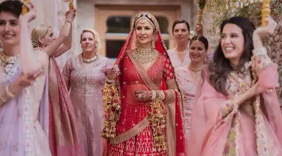 કેટરિના કૈફના પરિવારના ફોટા સોશિયલ મીડિયા પર વાયરલ થઈ રહ્યા છે, અને ચાહકો કેટરીના તેમજ તેની બહેનો પર પ્રેમ વરસાવતા જોવા મળે છે.