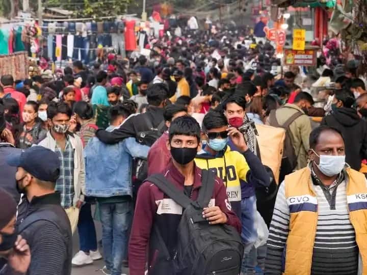 In Maharashtra Corona's knock again government may make masks mandatory in crowded places Mumbai Corona Update: महाराष्ट्र में फिर कोरोना की दस्तक, भीड़भाड़ वाली जगहों पर मास्क अनिवार्य कर सकती है सरकार