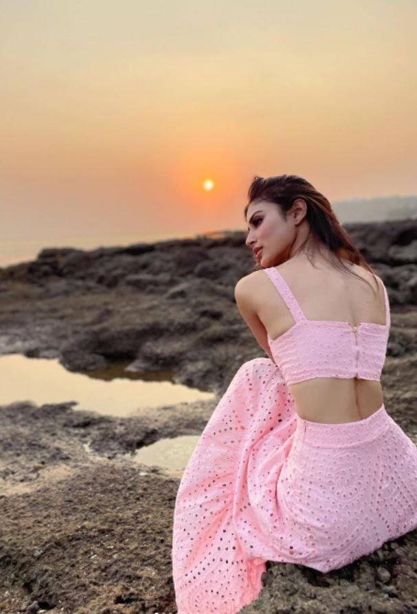 વર્કફ્રન્ટની વાત કરીએ તો મૌની રોય ટૂંક સમયમાં બ્રહ્માસ્ત્રમાં જોવા મળશે. (Photo- Instagram)