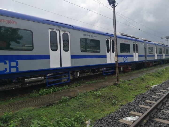 Mumbai Local train Big relief to Mumbaikars amidst rising inflation ann Mumbai Local Train: बढ़ती महंगाई के बीच मुंबईवासियों को बड़ी राहत, मुंबई एसी लोकल के किराए को रेलवे ने किया आधा