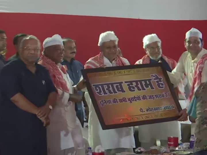 CM Nitish Kumar joins Manjhi's Iftar party, calls ban on loudspeakers redundant 1 10907e6923ecc16abfad6913eeb9c60b original