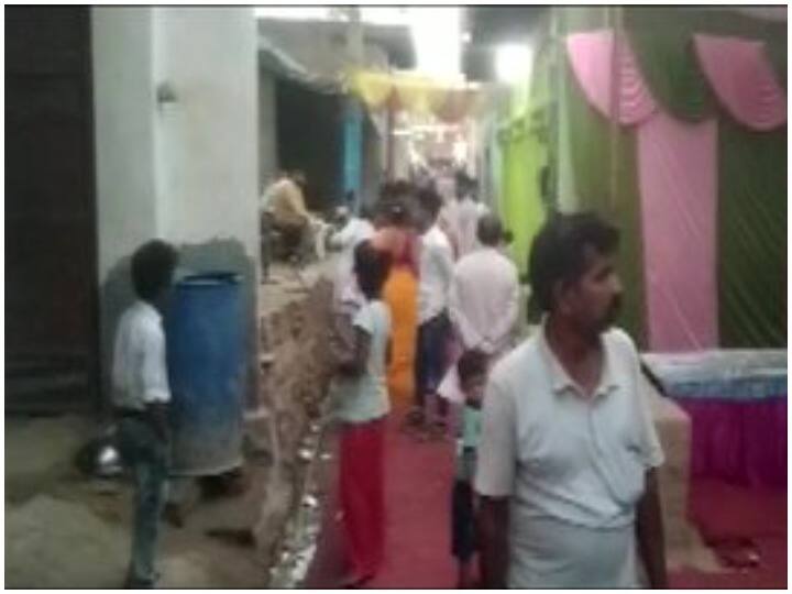 तभी एक युवक उसके कमरे में घुसा और गोली मारकर उसकी हत्या कर दी.