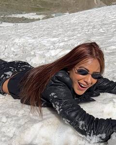 Nia Sharma In Kashmir: कश्मीर की वादियों में बर्फ से खेलती दिखीं टीवी एक्ट्रेस Nia Sharma, किलर लुक ने सोशल मीडिया पर मचाया धमाल