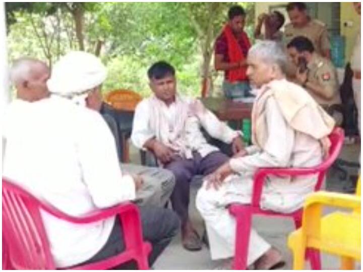 जानकारी के अनुसार मुबारकपुर के रहने वाले खूबीराम की बेटी काजल की शादी नोएडा के शख्स के साथ होनी जा रही थी. इसके लिए गुरुवार की रात काजल की बारात मुबारकपुर पहुंची और धूमधाम से जयमाल की रस्म की गई.