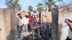 In Pics: అగ్ని ప్రమాద బాధితుల వద్దకు సీతక్క - పెద్దమనసుతో తక్షణం ఆదుకున్న ఎమ్మెల్యే