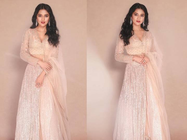 छोट्या पडद्यावरची अभिनेत्री तेजस्वी प्रकाश (Tejasswi Prakash) आणि अभिनेता करण कुंद्रा (Karan Kundrra) यांची जोडी चाहत्यांमध्ये आणि प्रेक्षकांमध्ये प्रचंड गाजते आहे.