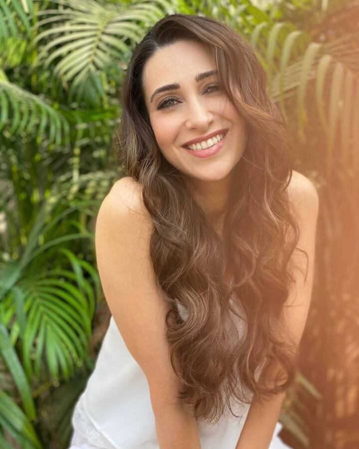 सोशल मीडियावर चाहत्यांनी विचारलेल्या प्रश्नाला करिश्मा उत्तर देते. नुकतच सोशल मीडियावर करिश्मानं ‘आस्क मी एनीथिंग’हे सेशन केले. (photo:therealkarismakapoor/ig)