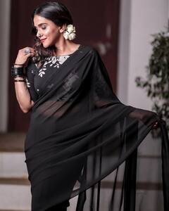 PHOTO: मंजिरीच्या मोहक अदा; चाहते झाले फिदा!