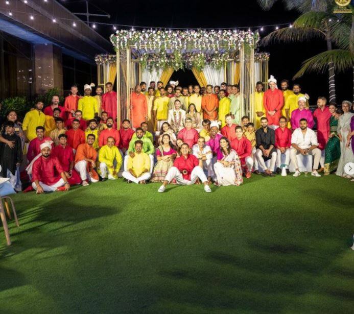 ਇਸ ਪਾਰਟੀ ਵਿੱਚ ਟੀਮ ਦੇ ਸਾਰੇ ਖਿਡਾਰੀ, ਸਟਾਫ਼ ਅਤੇ ਆਰਸੀਬੀ ਦੇ ਬਾਇਓ ਬੱਬਲ ਵਿੱਚ ਸ਼ਾਮਲ ਖਿਡਾਰੀਆਂ ਦੇ ਪਰਿਵਾਰਕ ਮੈਂਬਰ ਮੌਜੂਦ ਸਨ। ਸਾਰਿਆਂ ਨੇ ਗਰੁੱਪ ਫੋਟੋ ਲਈ ਪੋਜ਼ ਵੀ ਦਿੱਤੇ।