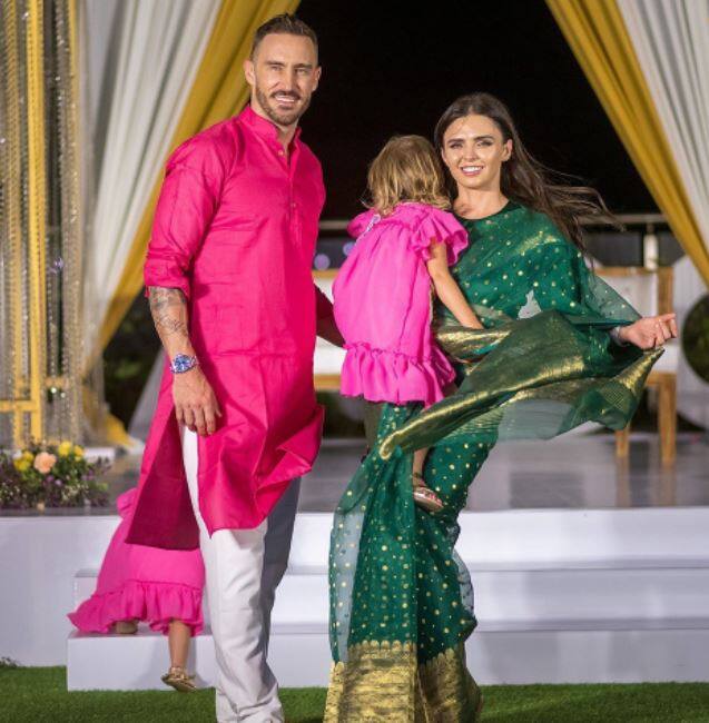 ਇਸ ਦੌਰਾਨ ਆਰਸੀਬੀ ਦੇ ਕਪਤਾਨ ਫਾਫ ਡੂ ਪਲੇਸਿਸ ਆਪਣੀ ਪਤਨੀ ਅਤੇ ਬੇਟੀ ਨਾਲ ਪਾਰਟੀ 'ਚ ਸ਼ਾਮਲ ਹੋਏ। ਫਾਫ ਦੀ ਪਤਨੀ ਹਰੇ ਰੰਗ ਦੀ ਸਾੜੀ 'ਚ ਨਜ਼ਰ ਆਈ।