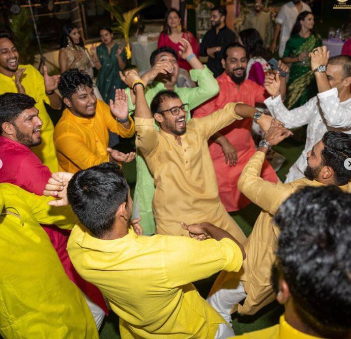 ਪਾਰਟੀ ਵਿੱਚ ਆਰਸੀਬੀ ਦੇ ਖਿਡਾਰੀਆਂ ਨੇ ਖੂਬ ਡਾਂਸ ਕੀਤਾ। ਮੁਹੰਮਦ ਸਿਰਾਜ, ਵਨਿੰਦੂ ਹਸਰਾਂਗਾ, ਸ਼ਾਹਬਾਜ਼ ਅਹਿਮਦ ਸਾਰੇ ਖਿਡਾਰੀ ਖੂਬ ਡਾਂਸ ਕਰਦੇ ਨਜ਼ਰ ਆਏ।