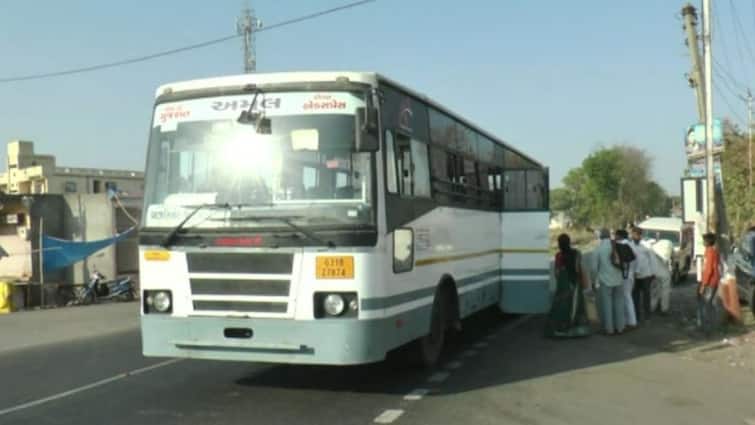 There is no ST bus stand in Bakor, the headquarters of Khanpur taluka of Mahisagar district મહીસાગર જિલ્લાનું એવું એક તાલુકા મથક, જ્યાં એસટી બસ સ્ટેન્ડ જ નથી, બસ અને મુસાફરો રોડ પર જ ઉભા રહે છે