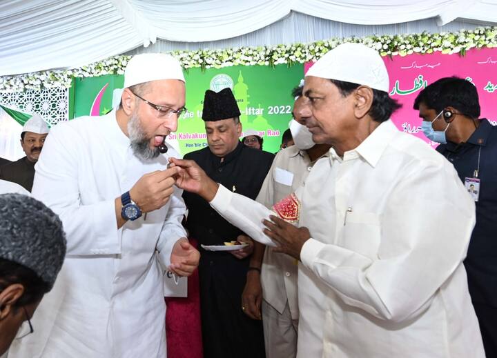 ఎమ్ఐఎమ్ అధ్యక్షు అసదుద్దీన్ ఒవైసీతో రంజాన్ దీక్ష విరమింపజేస్తున్న సీఎం కేసీఆర్