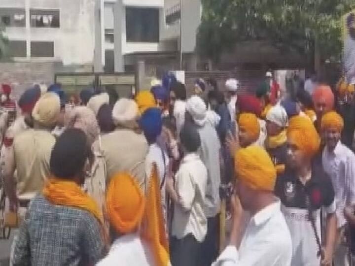 Patiala Violence: violent clash broke out between two groups near Kali Devi Mandir in Patiala today Patiala Violence : காளி கோவிலுக்கு அருகே பஞ்சாப் - பட்டியாலாவில் வெடித்த வன்முறை.. காவலர்கள் குவிப்பு..