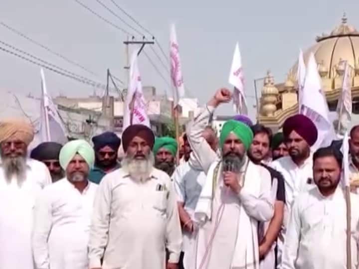 Punjab Farmers Protested for power cuts and blocked the Bathinda Amritsar national highway Punjab Farmers Protest: बिजली कटौती को लेकर पंजाब में किसानों को विरोध, सरकार का फूंका पुतला