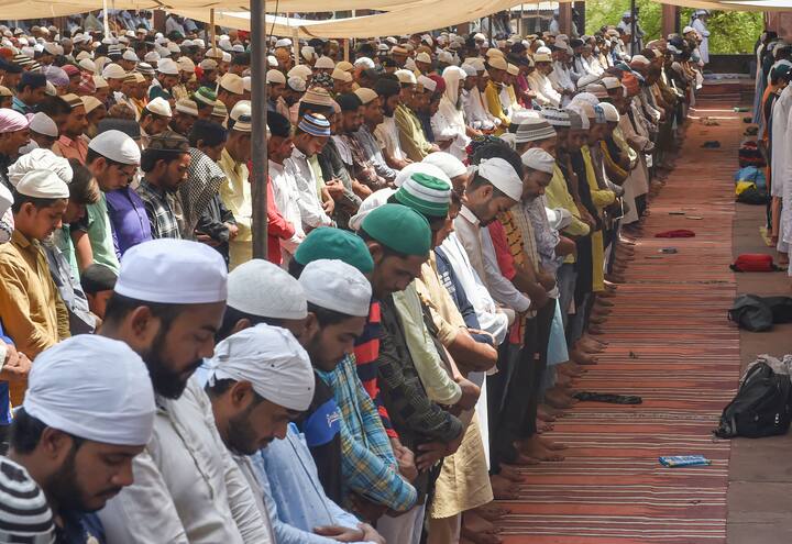 देशभर में आज रमजान के आखिरी जुमे यानि अलविदा जुमे की नमाज अदा की गई. रोजा रखकर नमाजियों ने नमाज पढ़ी.