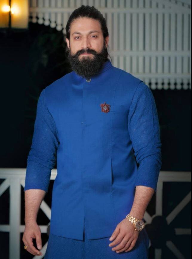 KGF ચેપ્ટર 2 ની ચર્ચા દેશ અને દુનિયાભરમાં થઈ રહી છે. આ ફિલ્મે બોક્સ ઓફિસ પર ધૂમ મચાવી છે. આ ફિલ્મ સાથે યશની લોકપ્રિયતામાં જબરદસ્ત વધારો થયો. ફિલ્મમાં સ્ટાર કાસ્ટ ઉપરાંત ડિરેક્ટર પ્રશાંત નીલની મહેનતની પણ પ્રશંસા થઈ રહી છે. ફિલ્મે રિલીઝના થોડા જ દિવસોમાં બોક્સ ઓફિસના રેકોર્ડ તોડી નાખ્યા છે. જો કે, અહીં અમે તમને સુપર સ્ટાર યશ લાઈફસ્ટાઈલની જાણકારી આપી રહ્યા છીએ.