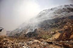 Delhi Fire:  तीन दिन से धधक रहा है दिल्ली का Bhalswa Landfill, जहरीले धुंए से स्थानीय लोगों का जीना दुभर