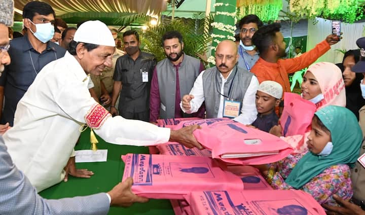 చిన్నారుల‌కు సీఎం కేసీఆర్ చేతుల మీదుగా రంజాన్ తోఫా అందించారు.