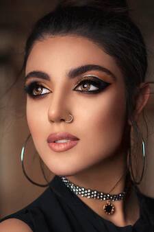 आंखों में काजल लगाने से बैक्टीरियल समस्याएं भी कम होती है. खासतौर पर अगर आप कपूर से निर्मित काजल लगाते हैं, तो यह काफी लाभकारी है. (Photo - Freepik)