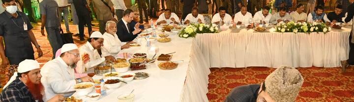 సీఎం కేసీఆర్ తో పాటు మంత్రులు మ‌హ‌మూద్ అలీ, త‌ల‌సాని శ్రీనివాస్, స‌త్యవ‌తి రాథోడ్‌, కొప్పుల ఈశ్వర్‌తో పాటు ఎమ్మెల్యేలు, ఎమ్మెల్సీలు, ముస్లిం మత పెద్దలు ఈ కార్యక్రమంలో పాల్గొన్నారు.