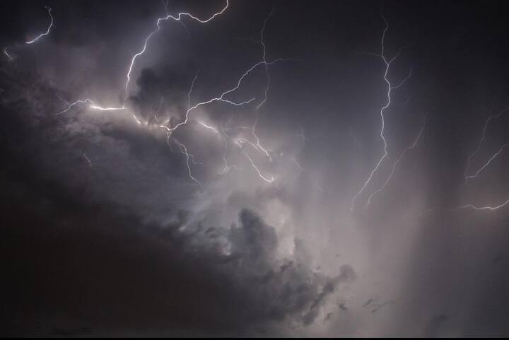 এই সময়ে যতটা সম্ভব নিরাপদ জায়গায় থাকা প্রয়োজন। বজ্রবিদ্যুৎসহ ঝড়-বৃষ্টি হলে কংক্রিটের নিচে না বসাই ভালো। যেকোনও মুহূর্তে ভেঙে পড়ার আশঙ্কা থাকে। কোনও রকম সানশেডের নিচে বসা একেবারেই নিরাপদ নয়।