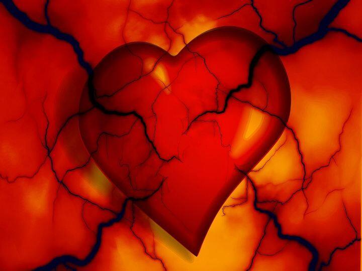 primary symptoms of heart attack in men and women Primary Symptoms Of Heart Attack: हार्ट अटैक से एक महीना पहले शरीर में दिखते हैं ये बदलाव
