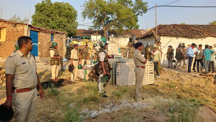 इस मामले में रायसेन पुलिस ने नौ आरोपियों के खिलाफ मामला दर्ज किया हैं जिसमें से छह आरोपी गिरफ्तार कर लिए गए है. वहीं तीन अब भी फरार है.