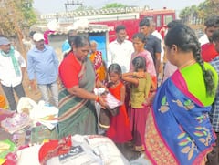 In Pics: అగ్ని ప్రమాద బాధితుల వద్దకు సీతక్క - పెద్దమనసుతో తక్షణం ఆదుకున్న ఎమ్మెల్యే