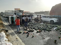 Alwar News: अलवर में हाइवे पर पलटी पिकअप में फंसा रहा चालक, लोग मदद करने की बजाय लूटते रहे तरबूज