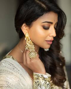 Shriya Saran Photos:  கண்கள் இரண்டும் கல்யாணி.. சிரிப்போ சிந்து பைரவி.. ஸ்ரேயா சரணின் அசத்தல் க்ளிக்ஸ்..!