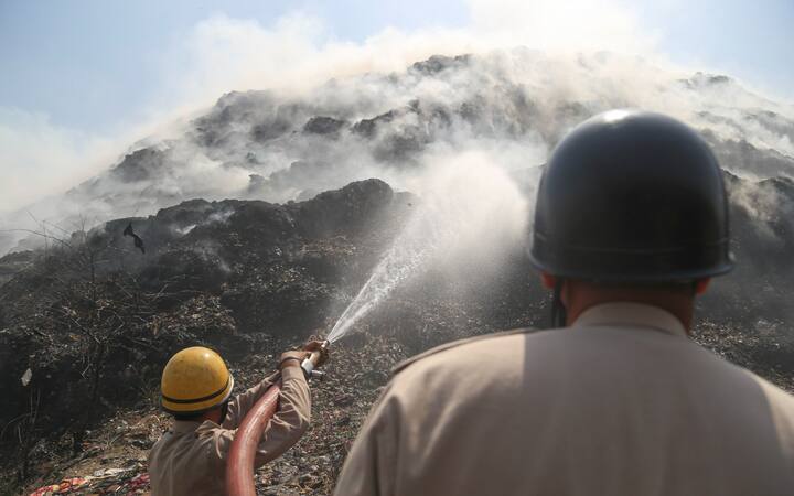 दिल्ली के भलस्वा लैंडफिल में अचानक लगी इस आग के कारण का अभी पता नहीं चल पाया है. एक अन्य अधिकारी ने कहा कि तापमान बढ़ने से कूड़े के ढेर में मीथेन गैस बनती है जो अत्यधिक ज्वलनशील होती है.