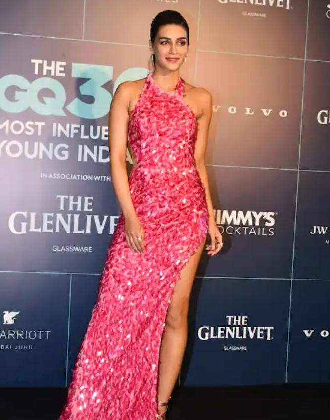 ગુલાબી ડ્રેસમાં GQ ના બ્લેક કાર્પેટ પર પોઝ આપતાં બધાની નજર કૃતિના લુક પર હતી.