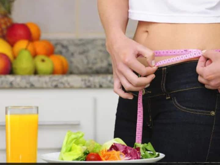 वजन कम करना इन दिनों काफी बड़ी चुनौती हो चुकी है. अगर आप अपने बढ़ते वजन से परेशान हैं, तो आयुर्वेदिक हर्ब्स का इस्तेमाल करें. आयुर्वेदिक जड़ी-बूटियों के सेवन से शरीर का वजन नैचुरल तरीके से कम किया जा सकता है.