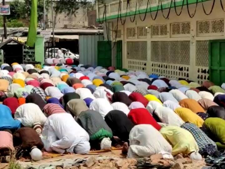 Shravasti Uttar Pradesh on  last day of month of Ramzan Friday prayer Alvida Jumma offered Eid ANN Shravasti: कड़ी सुरक्षा के बीच हुई अलविदा जुमा की नमाज, धार्मिक स्थल से लाउडस्पीकर उतारे को लेकर इमाम ने कही ये बात