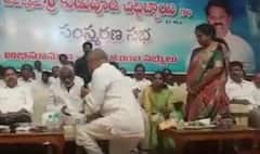 Minister Falls on Knees: మోకాళ్ల మీద పడి మరీ కృతజ్ఞతలు చెప్పిన మంత్రి వేణుగోపాలకృష్ణ | ABP Desam