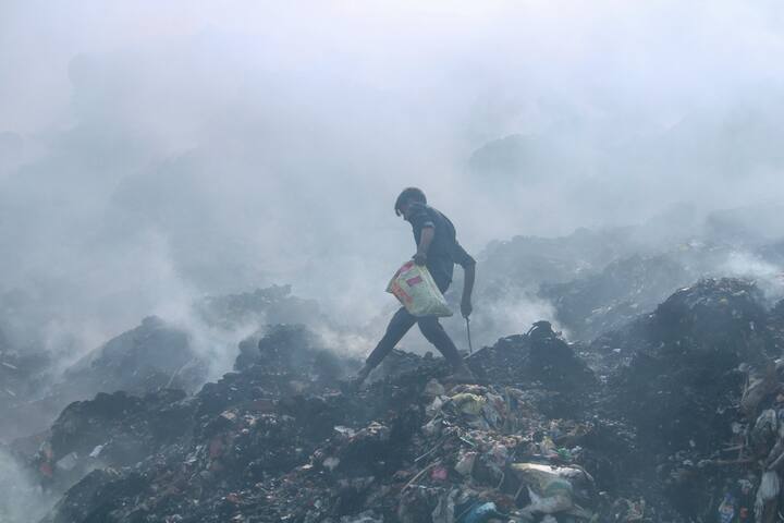 आसपास के निवासियों ने बुधवार शाम को कहा कि घने धुएं के कारण उन्हें बेहद तकलीफ का सामना करना पड़ रहा है.