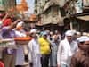 Prayagraj News: प्रयागराज में दिखी आपसी भाईचारे की तस्वीर, अलविदा की नमाज से लौट रहे नमाजियों पर बरसाए गए फूल