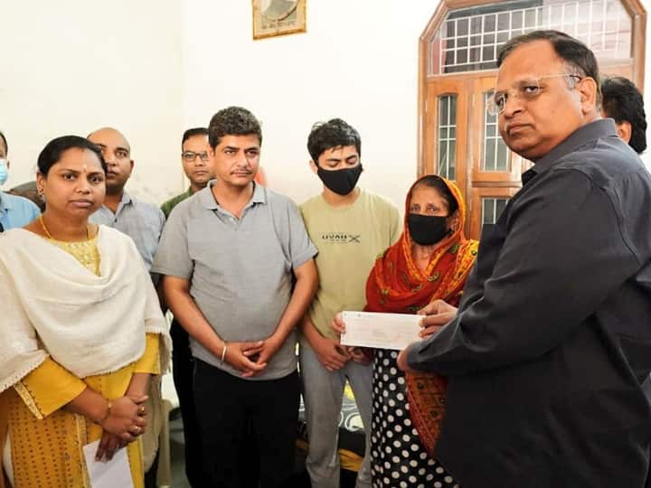Delhi Health Minister Satyendar Jain gave checks of one crore each to the families of two corona warriors Delhi News: दिल्ली सरकार ने कोरोना योद्धाओं के परिवारों को दिए एक-एक करोड़ के चेक, ड्यूटी के दौरान हुई थी मौत