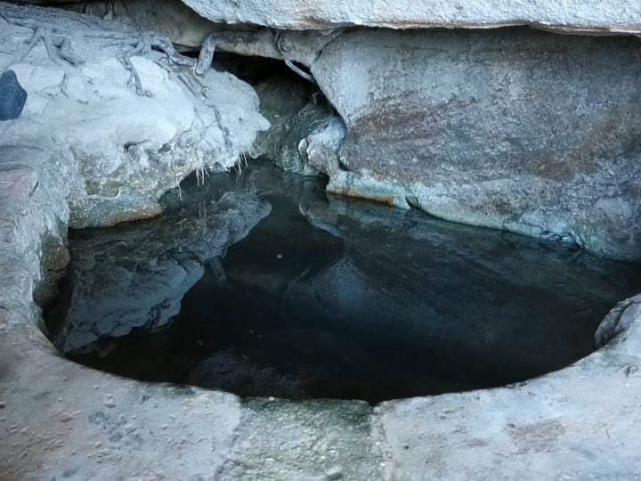 Surajpur Chhattisgarh Water comes from between stones in historical Pilakha mountain history ANN Surajpur News: छत्तीसगढ़ के इस पहाड़ में पत्थरों के बीच से निकलता है पानी, ऋषि यहां करते थे तपस्या, श्रीराम से जुड़ा है इतिहास