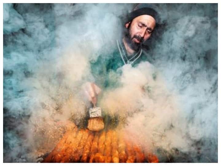 Photographer Debdatta Chakraborty Wins Pink Lady Food Photographer of the Year 2022 Photographer Award: कश्मीर में कबाब बनाते दुकानदार की तस्वीर ने जीता इंटरनेशनल अवॉर्ड, जानिए इसके बारे में