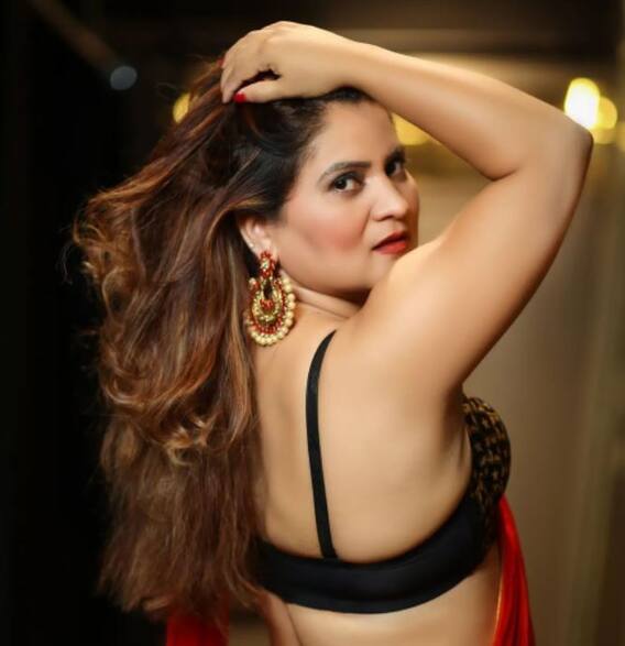 'शितली'च्या काकीचा बोल्ड अंदाज