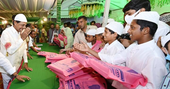 రంజాన్‌ పండుగ సందర్భంగా తెలంగాణ ప్రభుత్వ ఆధ్వర్యంలో ముస్లిం సోదరులకు హైదరాబాద్  ఎల్బీస్టేడియంలో ఇఫ్తార్‌ విందు నిర్వహించారు