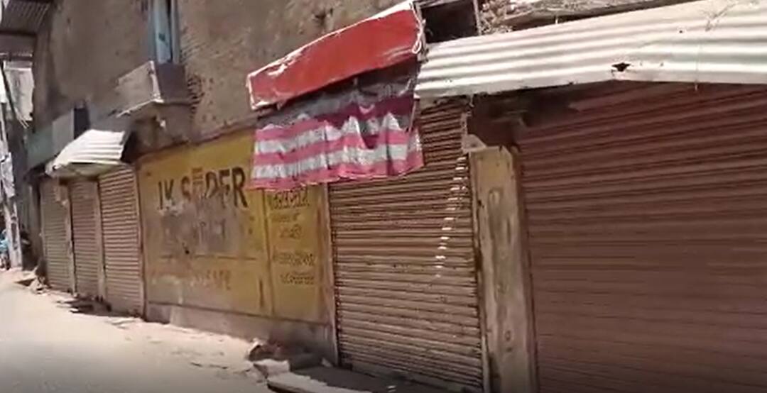 દાહોદમા વિધર્મી યુવક યુવતીને ભગાડી જતાં લોકોમાં રોષ, દુકાનો રહી સજ્જડ બંધ In Dahod, girl ran away with vidharmi boy દાહોદમા વિધર્મી યુવક યુવતીને ભગાડી જતાં લોકોમાં રોષ, દુકાનો રહી સજ્જડ બંધ