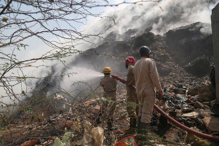 बता दें कि इस पहले पूर्वी दिल्ली के गाजीपुर लैंडफिल साइट पर आग लगने की तीन घटनाएं हुई हैं, जिसमें 28 मार्च की एक घटना भी शामिल है, जिसे बुझाने में 50 घंटे से अधिक समय लग गया था.