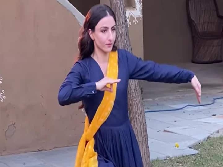 Soha Ali Khan beautiful classical dance on bhor bhaye panghat song, watch here Soha Ali Khan Video: 'भोर भए पनघट' पर सोहा अली खान ने किया शानदार क्लासिकल डांस, वीडियो वायरल
