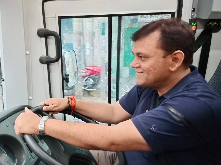 Minister of State Dinesh Khatik flagged off electric buses in Meerut and started driving himself ann Meerut News: इलेक्ट्रिक बसों को हरी झंडी दिखाने पहुंचे थे मंत्री दिनेश खटीक, फिर खुद ही ड्राइव करने निकल पड़े