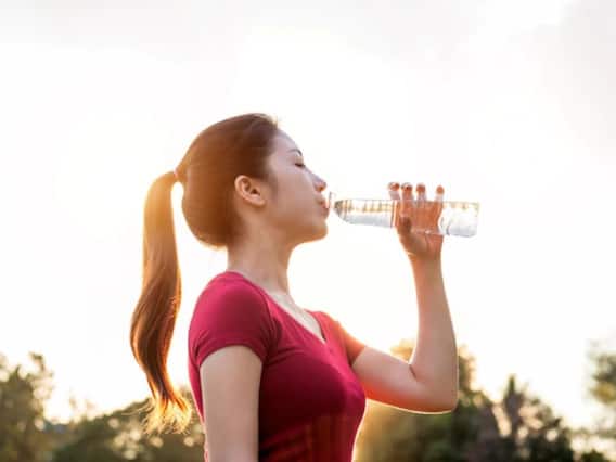 Dehydration symptoms: शरीर में पानी की कमी से दिख सकते हैं ये लक्षण, तुरंत कराएं इलाज Dehydration symptoms: शरीर में पानी की कमी से दिख सकते हैं ये लक्षण, तुरंत कराएं इलाज